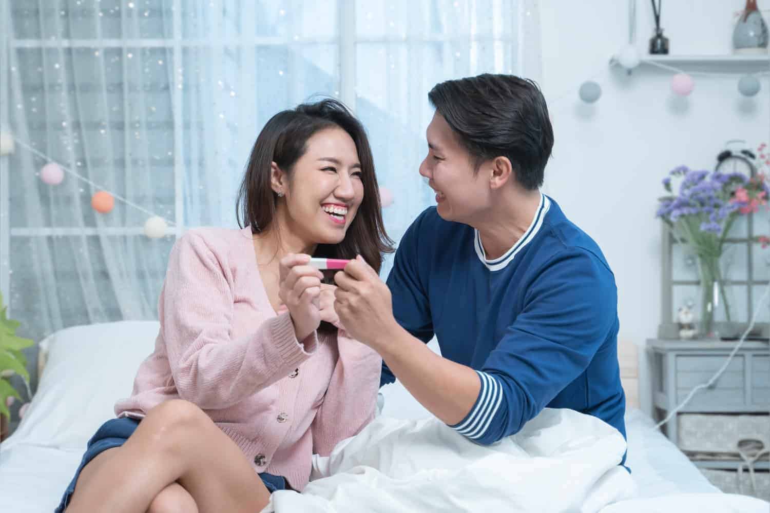 คู่สมรสใช้วิธีตรวจตั้งครรภ์ด้วยตัวเองและผลลัพธ์ออกมาสำเร็จ