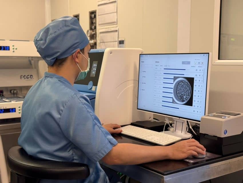 Staff evaluating an embryo grading score