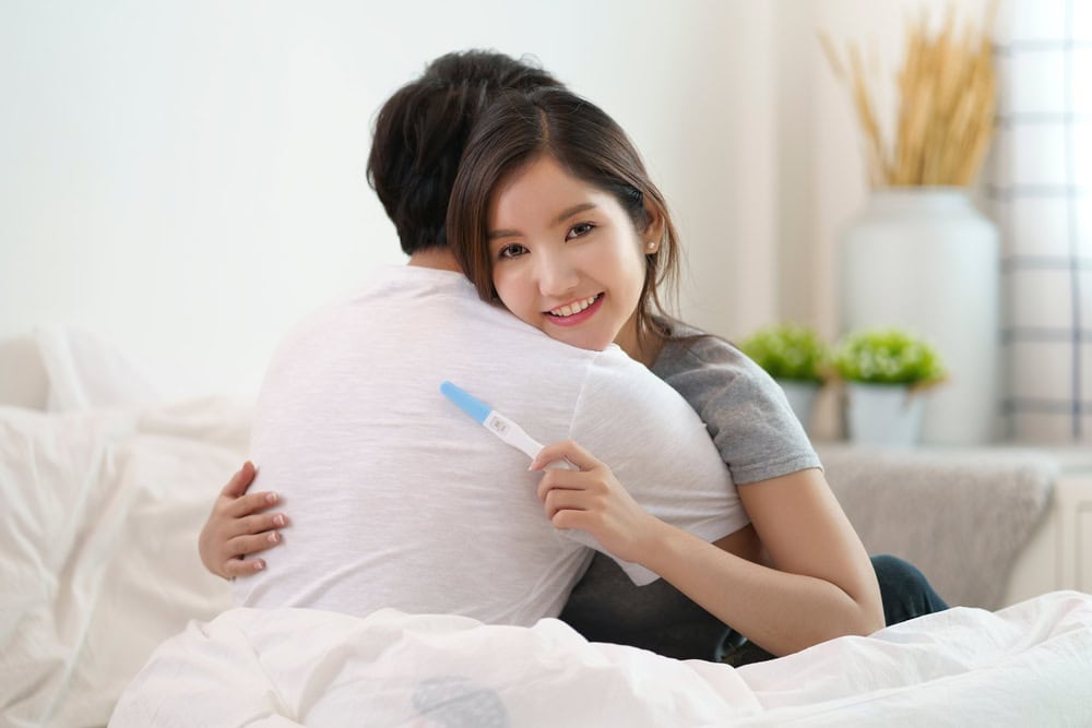 คู่สมรสใช้ชุดตรวจฮอร์โมน hCG หลังย้ายตัวอ่อนและผลลัพธ์ออกมาว่าตั้งครรภ์