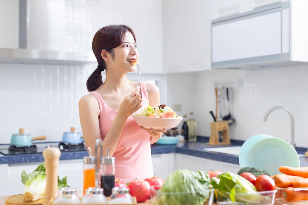 A woman follows a nutritious diet by eating healthy before egg retrieval for ICSI.